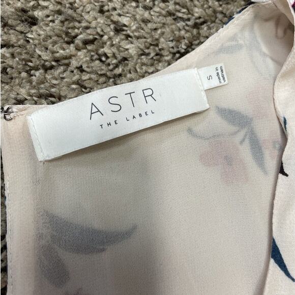ASTR The Label Women Short Sleeve Floral V-Neck Viscose Dress Size Small - Picture 3 of 13